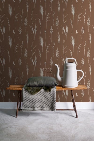 Dekorative Tapete mit Gräser-Motiv und einer Bank mit Kissen und Gießkanne