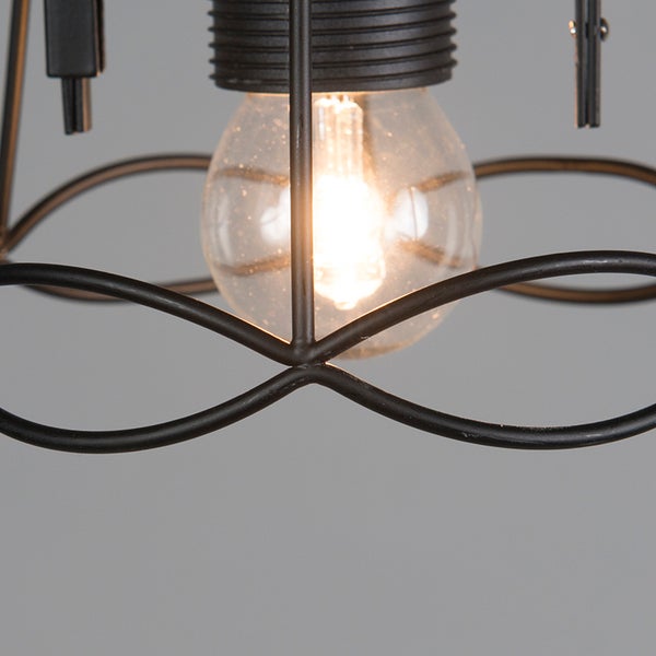 Detailaufnahme einer Drahtseil-Hängeleuchte mit Glühbirne