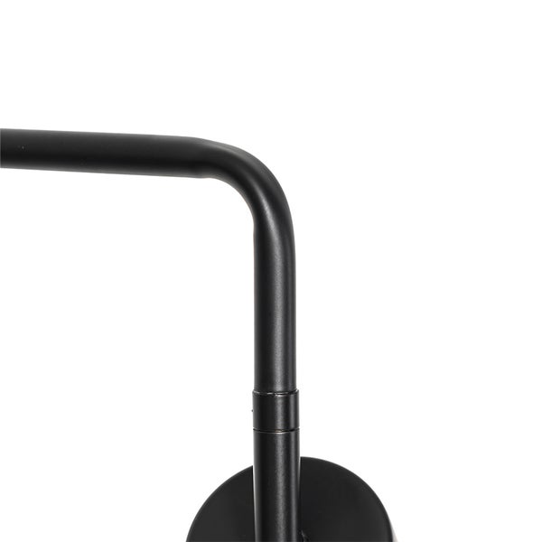 Detail einer schwarzen Wandleuchte