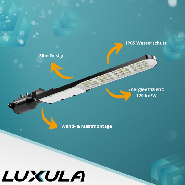 Schlanke LED-Straßenlaterne für Wand- und Mastmontage, Schutzart IP65 und Energieeffizienz von 120 Lumen pro Watt.