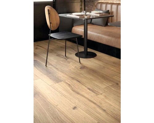 Innenraum mit Holzboden, Stuhl und Tisch