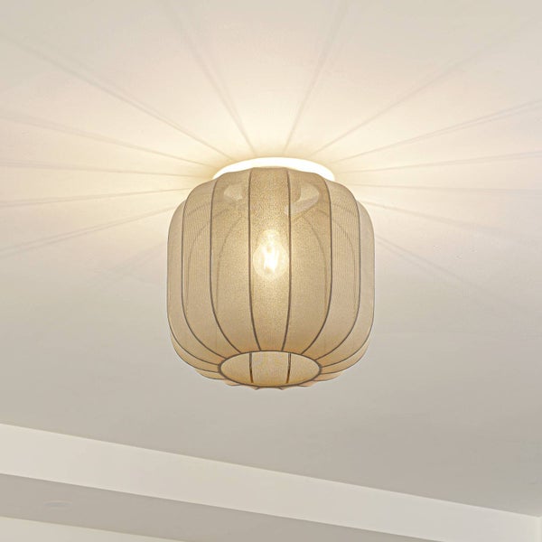 Deckenleuchte mit rundem, segmentiertem Textilschirm, eingeschaltet mit Lichtstrahleffekt an der Decke.