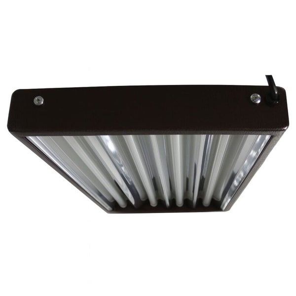 Rechteckige Leuchte mit mehreren parallel angeordneten Röhren und dunklem Gehäuse.