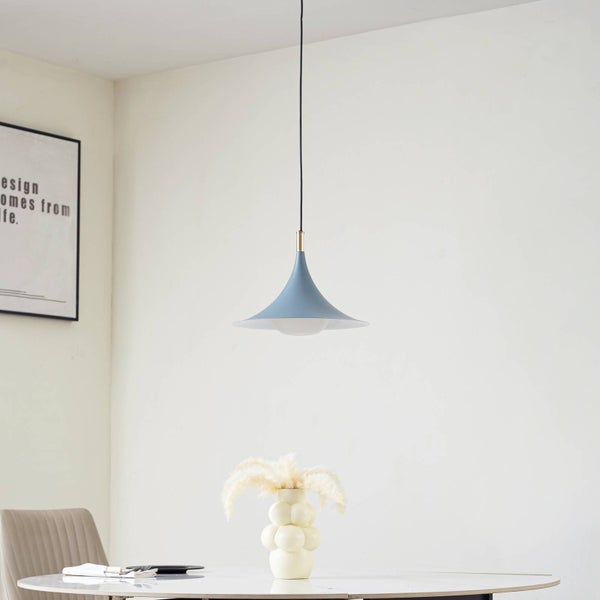 Blaue Pendelleuchte aus Metall über einem runden Esstisch in einem hellen, modern eingerichteten Raum.