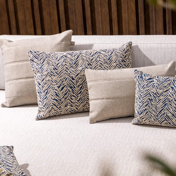 Dekorative Kissen auf einem Sofa mit geometrischem Muster