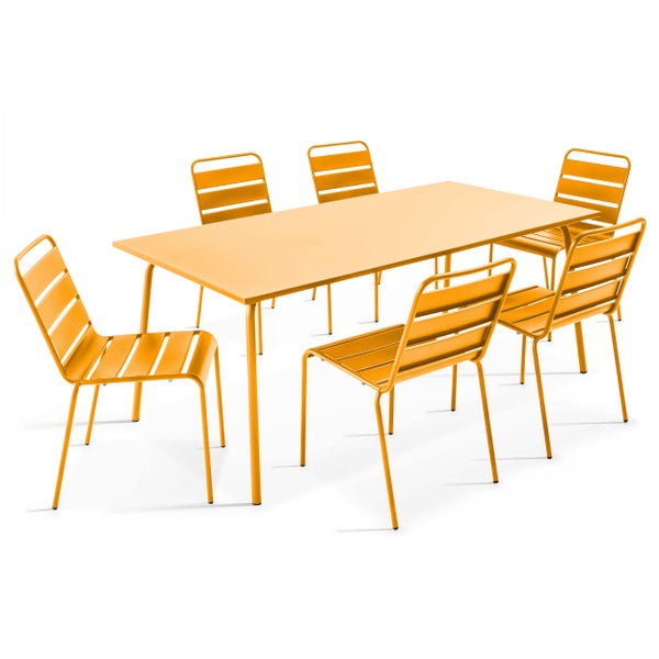 Orangefarbenes Gartenmöbel-Set aus Metall bestehend aus einem rechteckigen Tisch und sechs Stühlen mit Lattenrückenlehne.