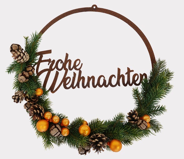 Dekorativer Weihnachtskranz mit Tannenzweigen, Tannenzapfen und der Aufschrift Frohe Weihnachten