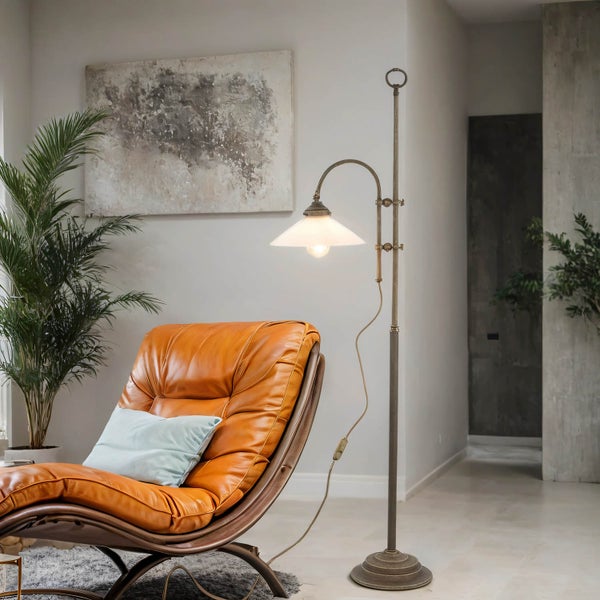 Wohnzimmer mit Sessel und Stehlampe.