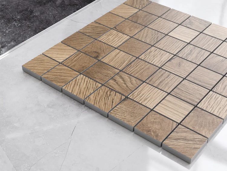 Quadratisches Mosaik in Holzoptik mit Eichenmaserung auf hellgrauen Bodenfliesen in Marmoroptik.