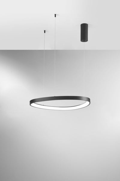Moderne LED-Pendelleuchte in Ringform, schwarz mit integriertem Leuchtmittel, minimalistisches Design für Innenräume.