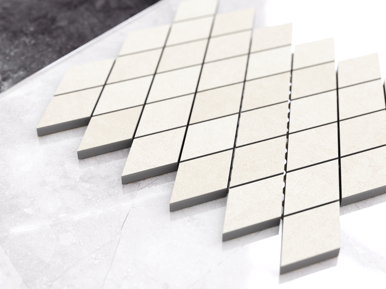 Beige Mosaikfliese in Rautenform aus Feinsteinzeug für Wand und Boden.