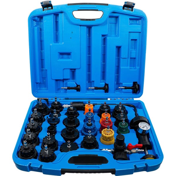 Geöffneter blauer Koffer mit Kühlmittel-Druckprüfgerät-Set