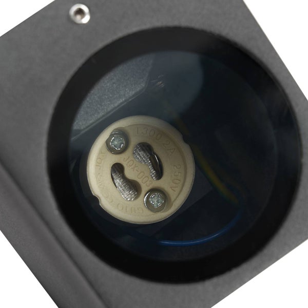 Gartenszene mit Sonnensegel, Sitzgruppe und Sitzsack auf einer Rasenfläche