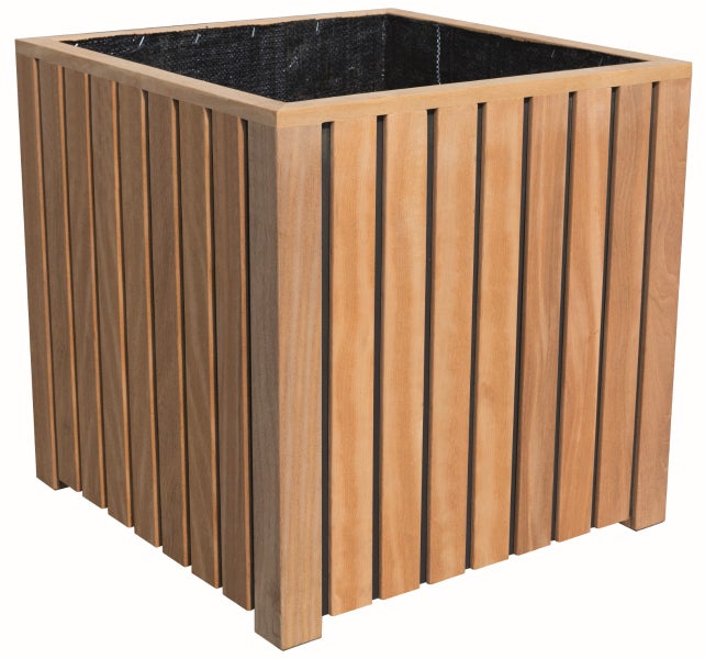 Quadratischer Pflanzkübel aus Holz mit vertikalen Latten und schwarzem Innenvlies.