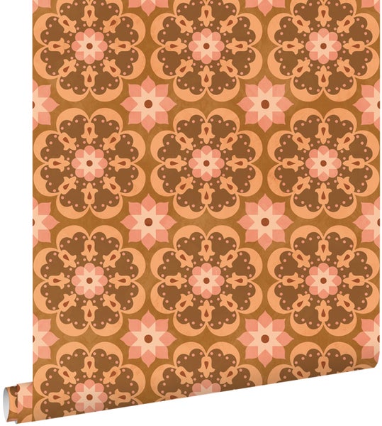 Tapetenrolle mit Retro-Blumenmuster, großen Mandalas und kleinen Sternen in Braun, Orange und Pink.