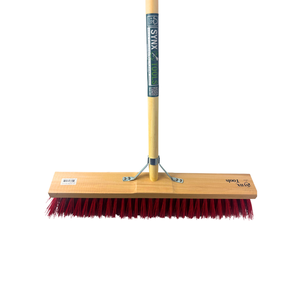 Synx Tools Straßenbesen mit Holzstiel und roten Borsten