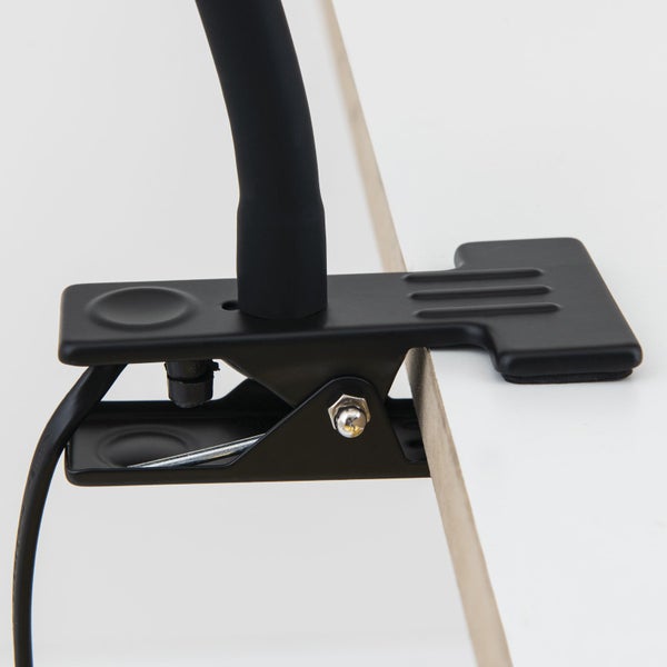 Detailaufnahme einer schwarzen Tischklemme zur Befestigung einer Leuchte