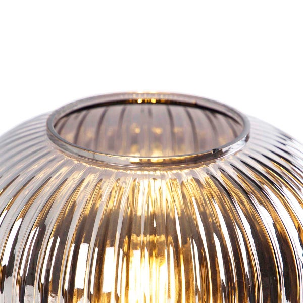 Detailansicht einer geriffelten Glasleuchte