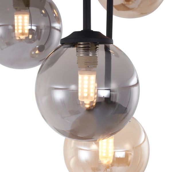 Nahaufnahme einer Hängeleuchte mit mehreren Glaskugeln und LED-Leuchtmitteln