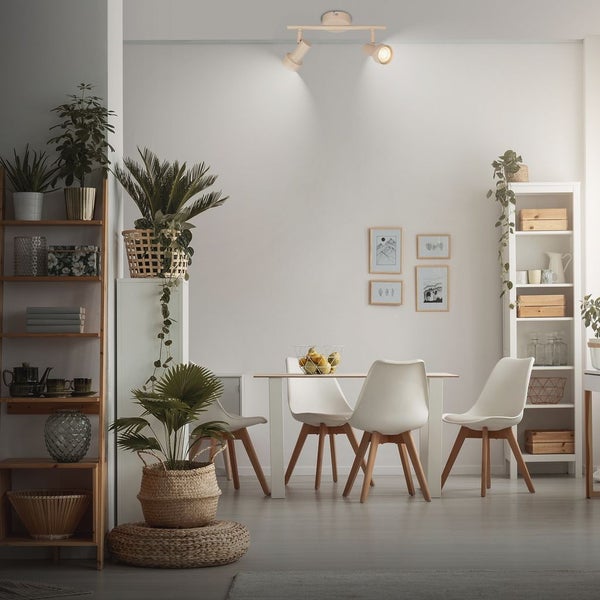 Helles Esszimmer mit zweiflammiger Deckenleuchte, weißem Tisch, Stühlen mit Holzbeinen, Regalen und verschiedenen Zimmerpflanzen.