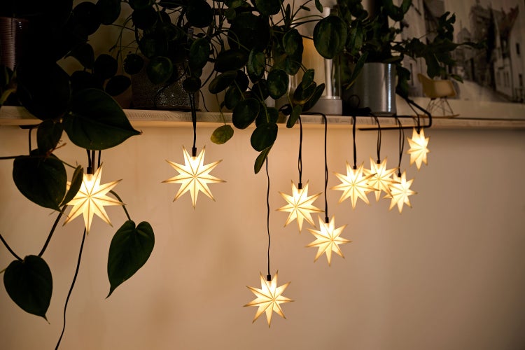Sterntaler Sternenkette | Weihnachtsstern Kette | 9 Zacker | 9 Sterne | 11,5cm | Innen und Außen | LED | Netzstecker | mit Timer