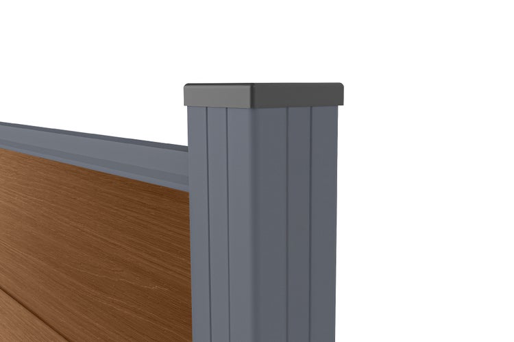 Pfosten für Sichtschutzzaun aus Aluminium mit Abdeckkappe und WPC Zaunfeld in Holzoptik.