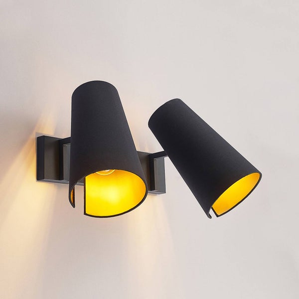 Zwei schwarze Wandleuchten mit nach unten gerichteten Lampenschirmen für Innenräume