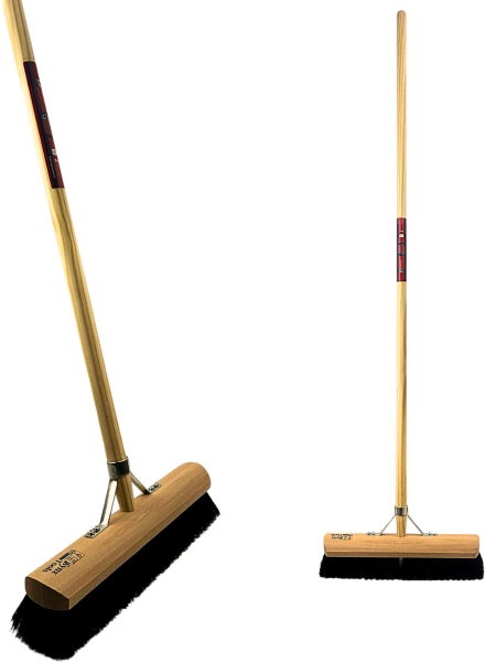 Synx Tools Straßenbesen mit Holzstiel, Holzkörper und schwarzen Borsten.