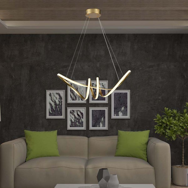 Moderne Hängeleuchte über einem Wohnzimmer-Setup mit Sofa, Kissen und gerahmten Bildern