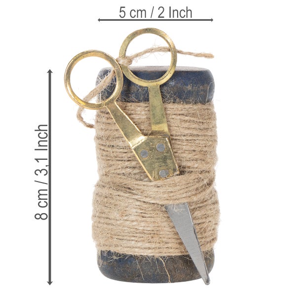 Kleine goldfarbene Schere an dunkelblauer Holzspule mit Juteschnur. Maße: 8 Zentimeter hoch und 5 Zentimeter breit.