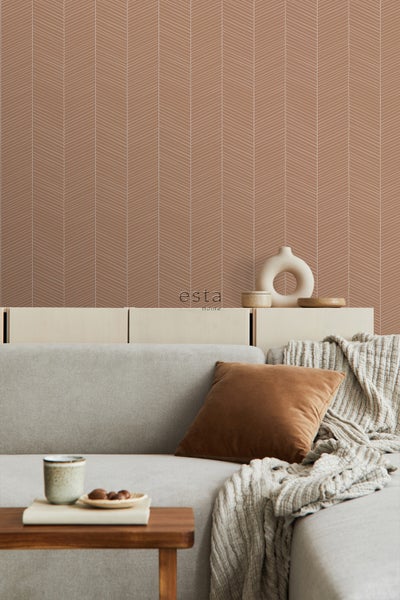 Wohnzimmer mit Tapete im Fischgrätmuster, Sofa und Dekoration