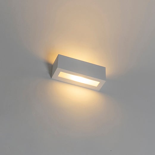 Rechteckige Wandleuchte an der Wand