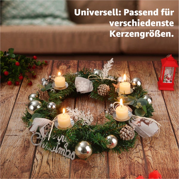 Adventskranz mit Kerzen, Christbaumkugeln und Tannenzweigen auf Holztisch