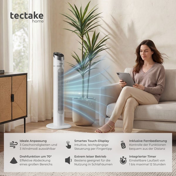 Weißer Turmventilator im hellen Wohnzimmer mit Frau auf Sofa. Funktionen: Touch-Display, Timer und siebzig Grad Drehung. tectake home Logo.