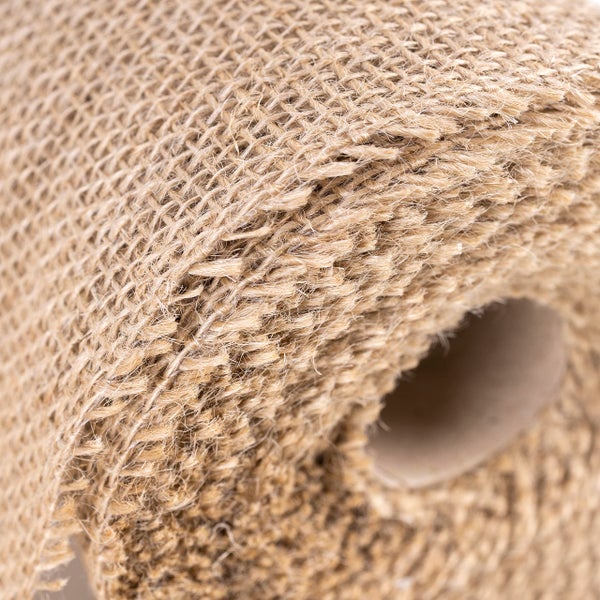 Jutegewebe auf Rolle mit grober Textur für Gartenarbeiten und Dekoration.
