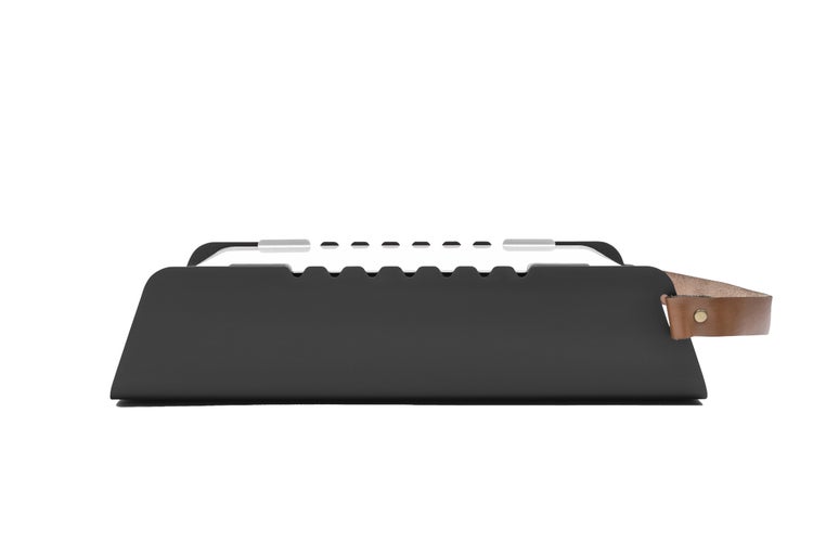 The Favilla FUMO mobiler Holzkohlegrill (48x25x11 cm) in Weiß – 2-in-1 Grill mit Edelstahlrost & Spießhalterung – Inkl. Tragetasche für Camping