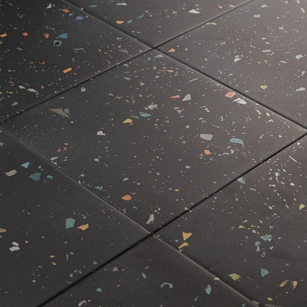 Fliese in Terrazzo Optik mit feiner Körnung in quadratischem Format für die Wand oder den Boden