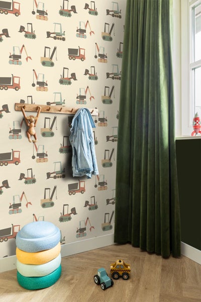 Kinderzimmer mit Tapete mit Baufahrzeug-Motiven, Holzgarderobe, grünem Vorhang und Spielzeug auf hellem Holzfußboden.