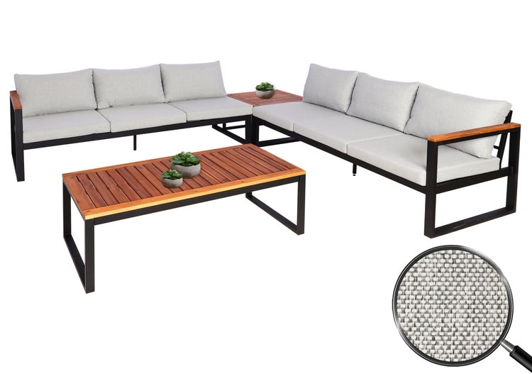 Gartenmöbel-Set aus zwei Dreisitzer-Sofas und einem Couchtisch aus Metall und Holz mit grauen Polstern und Detailansicht der Stoffstruktur.