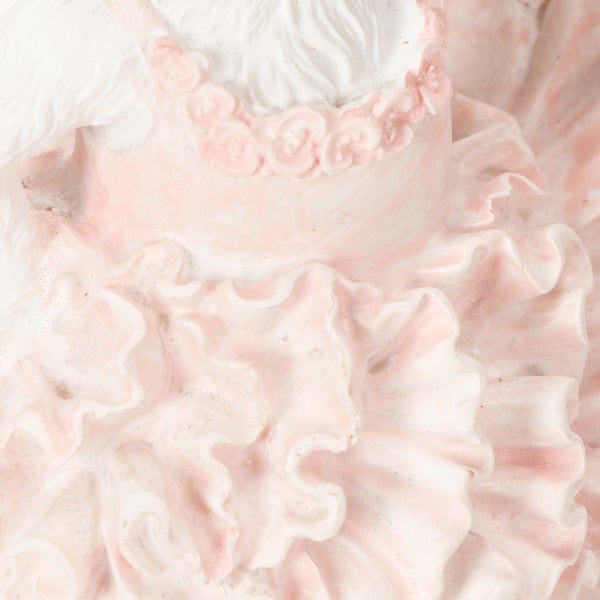 Detailansicht einer dekorativen Figur mit Kleid