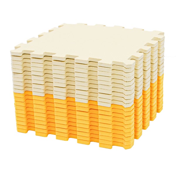 Stapel quadratische Bodenschutzmatten aus Schaumstoff in Creme und Orange mit Puzzlerand und strukturierter Oberfläche.