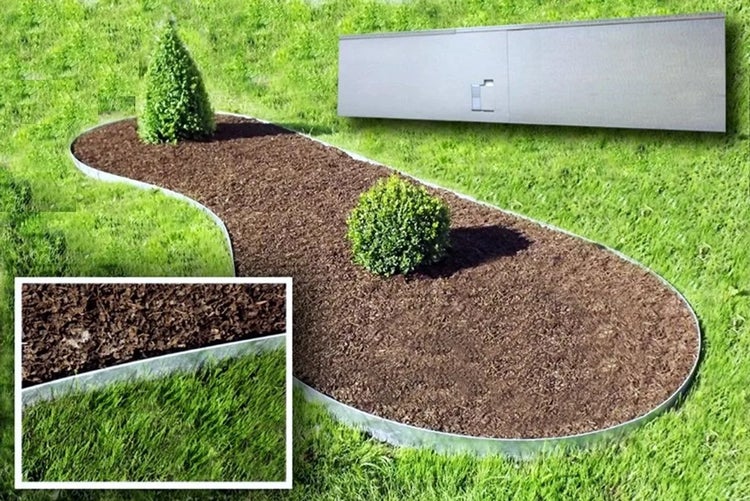 Beetbegrenzung aus Metall mit Mulch und Pflanzen im Garten