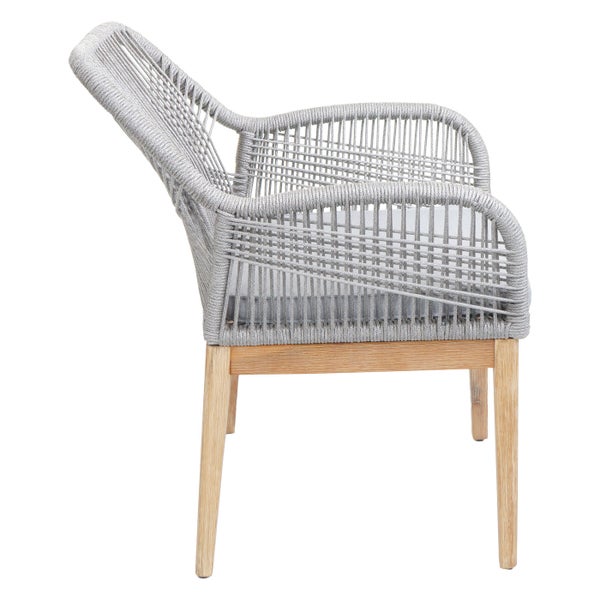 Grauer Rattansessel mit Armlehne und Holzbeinen