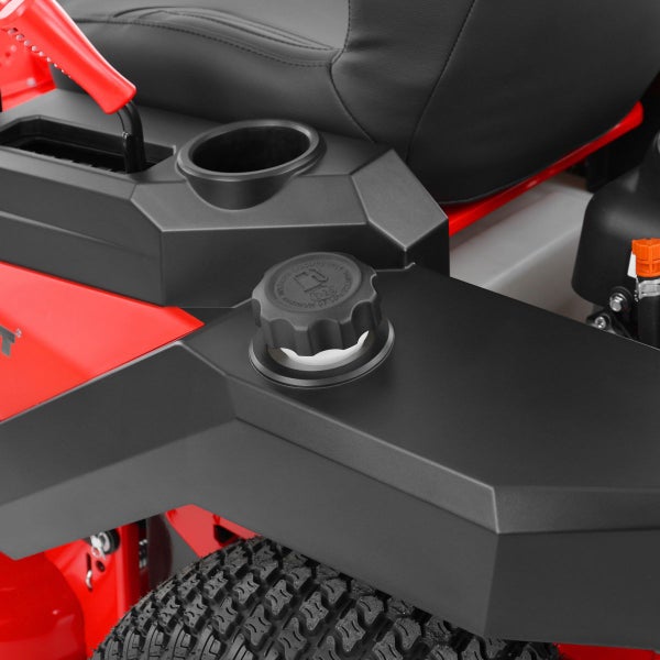 Detailansicht eines Rasentraktors mit Benzintank, Sitz und Reifen