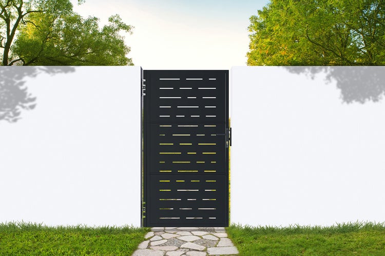 Gartentor mit horizontalen Ausschnitten vor einer Mauer