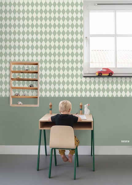 Kinderzimmer mit Rautenmuster-Tapete, Schreibtisch und Stuhl