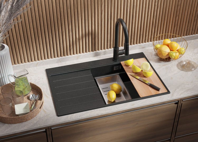 Küchenspüle mit Abtropffläche, Schneidebrett und Armatur auf einer Arbeitsplatte