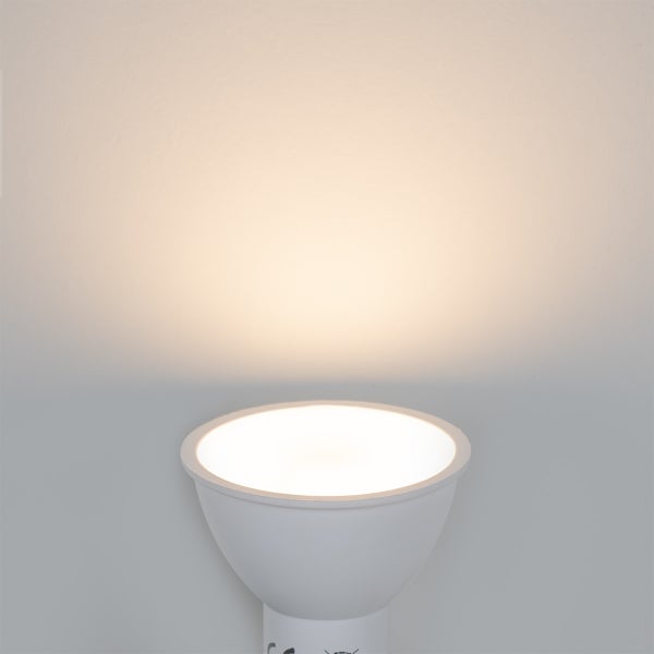 Eingeschaltete LED-Reflektorlampe mit einem warmweißen Lichtkegel.