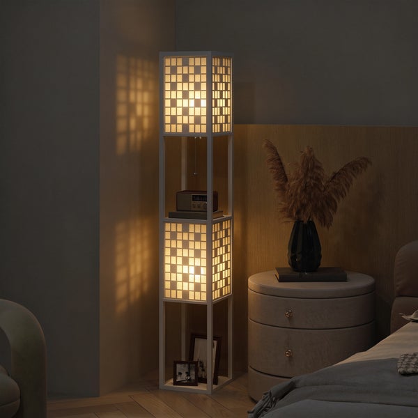 Moderne Stehleuchte mit Regalfächern und warmem Licht, neben einem runden Nachttisch mit Vase und getrocknetem Pampasgras im Schlafzimmer.