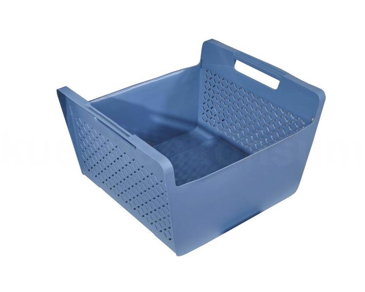Blaue Stapelbox aus Kunststoff mit perforierten Seitenwänden und integrierten Griffen.